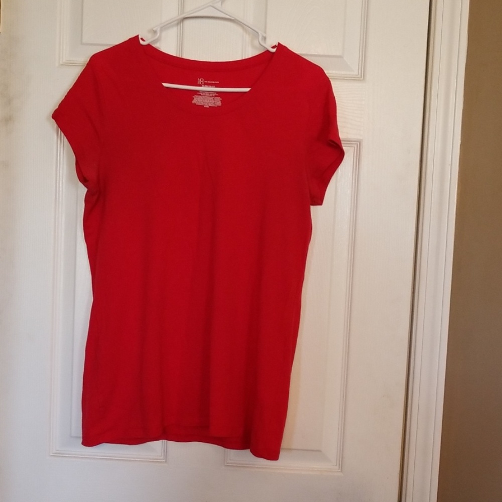 I am selling a beautiful red tshirt